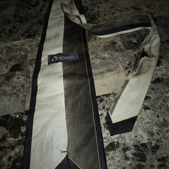 Elegant Paisley Necktie in Black and Cream - Picture 3 of 3